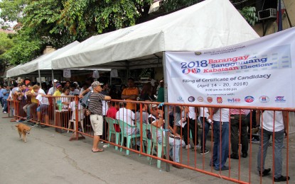 <p><strong>COC FILING.</strong> Aspirants of barangay and Sangguniang Kabataan (SK) positions file their Certificates of Candidacy (COC) at the Commission on Elections (Comelec) Office of the Election Officer in Arroceros<em>, </em>Manila on Monday (April 16, 2018). According to the Comelec, more than 17,000 COCs have already been filed by potential candidates on the first day of filing last Saturday. Comelec said their local offices will accept COCs from 8 a.m.-5 p.m. until April 20. <em>(PNA photo by Gil Calinga)</em></p>